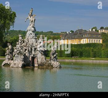 Grand lac avec Musenberg, plans d'eau, jardin rococo, château, Veitshoechheim, Bavière, Allemagne Banque D'Images