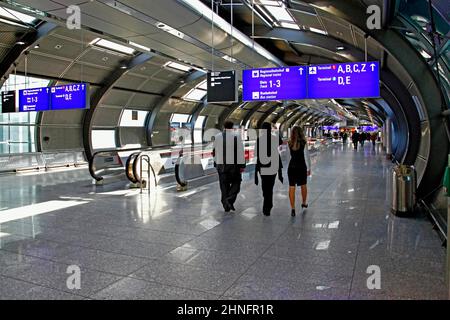 Tapis roulants à la gare régionale, voyageurs, passagers, aéroport, Francfort-sur-le-main, Hesse, Allemagne Banque D'Images