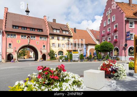 Porte de la vieille ville Maienlaender Tor et bâtiment historique avec pignon sur la place de l'hôtel de ville Loeffingen, Breisgau-Hochschwarzwald Banque D'Images