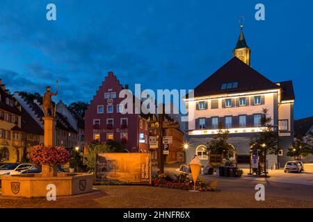 Place de l'hôtel de ville avec fontaine Demetrius, maisons historiques avec des pignons étagés et hôtel de ville, twilight shot, Loeffingen, Breisgau-Hochschwarzwald Banque D'Images