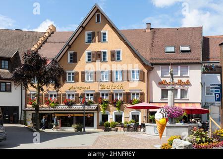 Bâtiment historique de la boucherie de Butsch et de la fontaine Demetrius sur la place de l'hôtel de ville de Loeffingen, dans le quartier de Breisgau-Hochschwarzwald Banque D'Images