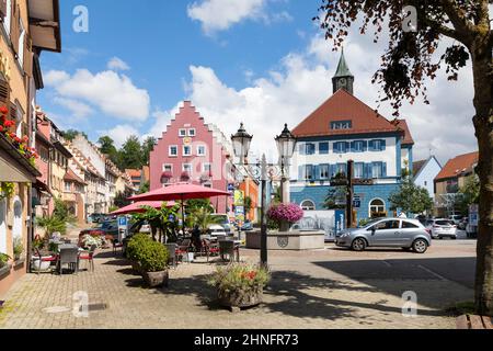 Bâtiments résidentiels historiques avec pignon à gradins et hôtel de ville, Rathausplatz Loeffingen, quartier Breisgau-Hochschwarzwald, Bade-Wurtemberg Banque D'Images