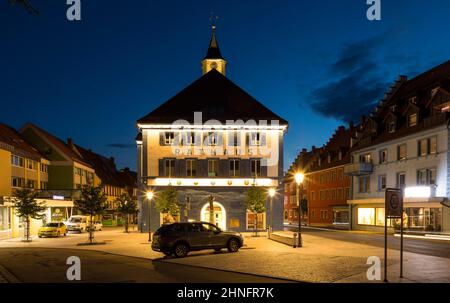 Photographie au crépuscule de la mairie de Loeffingen, quartier de Breisgau-Hochschwarzwald, Bade-Wurtemberg, Allemagne Banque D'Images