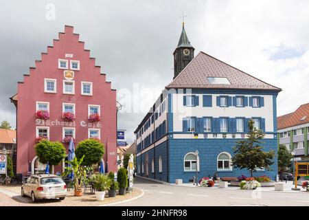 Bâtiment historique avec pignon à gradins et hôtel de ville, Rathausplatz Loeffingen, Breisgau-Hochschwarzwald, Baden-Wuerttemberg, Allemagne Banque D'Images