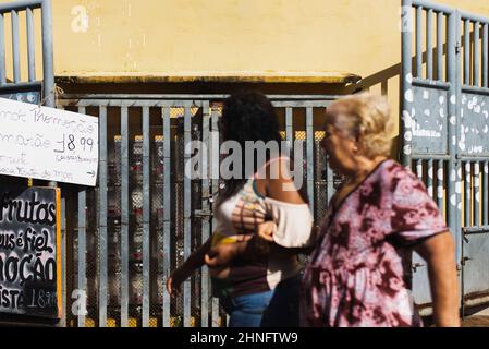 Les gens qui se déplacent autour de la foire de Sao Joaquim cherchant à acheter de la nourriture et des marchandises. Banque D'Images