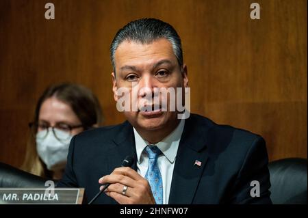 Washington, États-Unis. 16th févr. 2022. Le sénateur américain Alex Padilla (D-CA) prend la parole lors d'une audience de la Commission judiciaire du Sénat. Crédit : SOPA Images Limited/Alamy Live News Banque D'Images