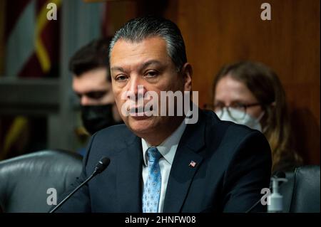 Washington, États-Unis. 16th févr. 2022. Le sénateur américain Alex Padilla (D-CA) prend la parole lors d'une audience de la Commission judiciaire du Sénat. Crédit : SOPA Images Limited/Alamy Live News Banque D'Images