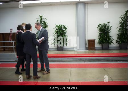 Washington, États-Unis. 16th févr. 2022. Le sénateur Pat Toomey, R-PA, s'adresse aux journalistes et au personnel après avoir voté sur la confirmation de David Honey d'être sous-secrétaire adjoint à la Défense et de Celestial Wallander d'être secrétaire adjoint à la Défense au Capitole des États-Unis à Washington, DC, le mercredi 16 février 2022. Photo de Bonnie Cash/UPI Credit: UPI/Alay Live News Banque D'Images