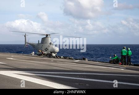 220214-N-LI768-1048 MER DES PHILIPPINES (FÉV 14, 2022) – les marins affectés aux « Blackjacks » de l'Escadron de combat de la mer (HSC) 21 préparent un scout de feu MQ-8B pour le vol à bord du navire de combat littoral Independence-variant USS Tulsa (LCS 16). Tulsa, qui fait partie du Destroyer Squadron (DESRON) 7, est sur un déploiement rotatif, opérant dans la zone d'exploitation de la flotte américaine 7th afin d'améliorer l'interopérabilité avec les partenaires et de servir de force de réaction prête à l'appui d'une région Indo-Pacifique libre et ouverte. (É.-U. Photo de la marine par le spécialiste des communications de masse 1st classe Devin M. Langer) Banque D'Images