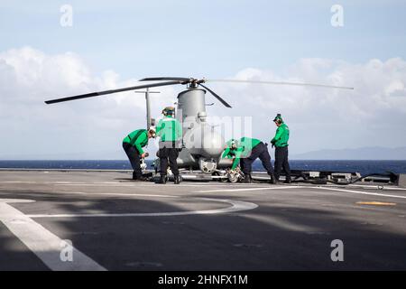 220214-N-LI768-1023 MER DES PHILIPPINES (FÉV 14, 2022) – les marins affectés aux « Blackjacks » de l'Escadron de combat de la mer (HSC) 21 préparent un scout de feu MQ-8B pour le vol à bord du navire de combat littoral Independence-variant USS Tulsa (LCS 16). Tulsa, qui fait partie du Destroyer Squadron (DESRON) 7, est sur un déploiement rotatif, opérant dans la zone d'exploitation de la flotte américaine 7th afin d'améliorer l'interopérabilité avec les partenaires et de servir de force de réaction prête à l'appui d'une région Indo-Pacifique libre et ouverte. (É.-U. Photo de la marine par le spécialiste des communications de masse 1st classe Devin M. Langer) Banque D'Images