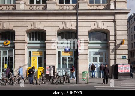 La poste, bureau de poste associé à la Gare du Nord dans le centre de Paris, France. Les clients et les piétons sont sur la chaussée à l'extérieur. A Banque D'Images