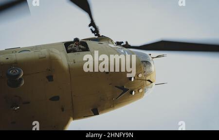 Un hélicoptère CH-47 Chinook de la Garde nationale de l'Armée du Nevada atterrit à l'école secondaire North Valleys à Reno, au Nevada, le 9 février 2022. L’Armée de terre du Nevada et la Garde nationale aérienne ont fourni des expositions statiques pour une journée de carrière, conformément à la priorité du général Ondra Berry, l’Adjutant général du Nevada, d’être impliqué dans la communauté locale. (É.-U. Photo de la Garde nationale aérienne par Airman First Class Thomas Cox) Banque D'Images