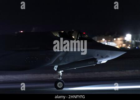 Les F-35A Lightning II du 34th Fighter Squadron, 388th Fighter Wing, Hill Air Force base (Utah) quittent la base de la Garde nationale aérienne du Vermont à South Burlington (Vermont), le 16 février 2022. Ces déploiements ont été menés en pleine coordination avec les pays hôtes et les autorités militaires de l'OTAN, et, bien que de nature temporaire, ce sont des mesures prudentes pour accroître la préparation et renforcer la défense collective des ONAT pendant cette période d'incertitude. (É.-U. Photo de la Garde nationale aérienne par le Sgt principal. Michael Davis) Banque D'Images