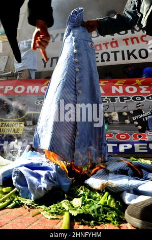 Athènes, Attiki, Grèce. 5th septembre 2021. Incendie symbolique d'uniformes par des agents de santé, lors de la manifestation devant le ministère grec de la Santé.Une manifestation devant le ministère grec de la Santé, Par les travailleurs de la santé a envoyé un message au gouvernement grec contre l'obligation et les professionnels de la santé sous contrat.les licenciements annoncés par le ministre grec de la Santé Athanasios Pleyris à partir de mars 31 de 8 000 employés à contrat à durée déterminée qui contribuent de la ligne de front aux services qu'ils offrent aux services de soutien dans la lutte contre la pandémie et la prévention de la propagation nosocomiale de Banque D'Images