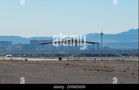 Un bombardier B-2 Spirit affecté à l'escadron de bombardement 393rd, Whiteman, base aérienne, Missouri, prend son envol pendant le Red Flag-Nellis 22-1, le 9 février 2022. Les participants mènent une variété de scénarios, y compris le contre-air défensif, la suppression de contre-air offensif des défenses aériennes ennemies et l'interdiction de contre-air offensif. (É.-U. Photo de la Force aérienne par William R. Lewis) Banque D'Images