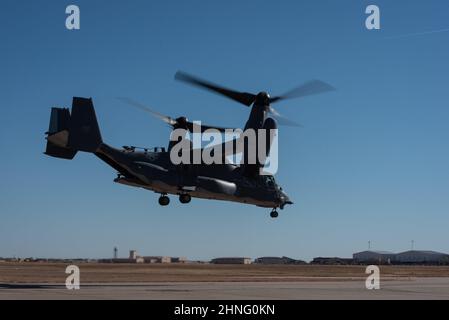 Un avion de tiltrotor CV-22 Osprey affecté à l'escadron des opérations spéciales 20th, prend son envol lors d'un exercice de puissance et de communications CV-22 à la base aérienne de Cannon, au Nouveau-Mexique, le 10 février 2022. L'escadron a démontré avec succès sa capacité d'exécuter la planification de la mission, de réagir aux situations de crise et de lancer des aéronefs dans un environnement opérationnel dégradé. (É.-U. Photo de la Force aérienne par Airman 1st Class Drew Cyburt) (cette image a été modifiée pour la sécurité en brouillant les numéros de queue des avions) Banque D'Images