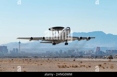 Une sentinelle E-3A affectée à l'aile de contrôle aérien 552nd, base aérienne de Tinker, Oklahoma, prend son envol pour une mission pendant le Red Flag-Nellis 22-1, le 9 février 2022. L'escadron d'entraînement au combat 414th effectue des exercices du drapeau rouge afin de fournir aux équipages l'expérience de multiples sorties de combat aériennes intensives dans la sécurité d'un milieu d'entraînement. (É.-U. Photo de la Force aérienne par William R. Lewis) Banque D'Images