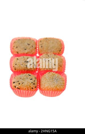 gâteaux de mochi isolés sur fond blanc. Mochi japonais dessert.sesame avec remplissage de graines de pavot Banque D'Images