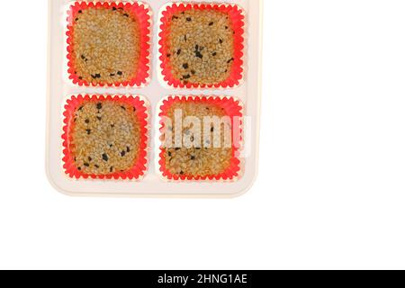 gâteaux de mochi isolés sur fond blanc. Dessert traditionnel japonais sur fond blanc. Mochi avec garniture de graines de pavot Banque D'Images