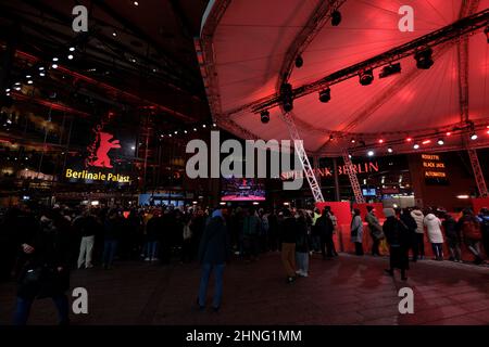 Berlin, Berlin, Allemagne. 16th févr. 2022. Tapis rouge avant le Gala du prix à Berlinale 2022 (Credit image: © Beata Siewicz/Pacific Press via ZUMA Press Wire) Banque D'Images