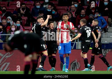 Madrid, espagnol. 16th févr. 2022. Madrid Espagne; 02.16.2022.- Atletico de Madrid contre Levante UD match de la Ligue espagnole de football jour 21 au stade Santiago Bernabeu de Madrid. Joueur Levante joueurs célébration du but de Melero. Score final 0-1 but par Gonzalo Melero 54  Credit: Juan Carlso Rojas/dpa/Alamy Live News Banque D'Images