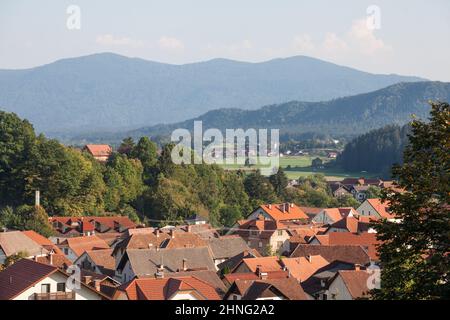 Photo de Ljubno ob savinji vu d'en haut en Slovénie, un village rural européen typique. Ljubno ob Savinji est la plus grande ville et le centre du Th Banque D'Images