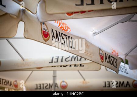 Photo d'un panneau montrant le logo d'Amstel Beer, sur un bar serbe à Belgrade. La bière Amstel est un pilsner hollandais qui a été brassée pour la première fois à Amsterdam. A Banque D'Images