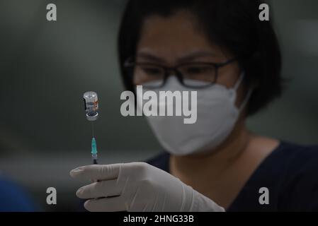 Bangkok, Thaïlande. 16th févr. 2022. Thaïlande : 16 février 2022, jeunes enfants âgés de 5-11 ans, enfants non scolarisés. Ou étudiants qui n'ont pas été vaccinés avant d'avoir reçu la vaccination de 1st contre les covids, marque Pfizer au Centre de vaccination de Bangkok, où les parents doivent s'entendre avant la vaccination. (Photo de Teera Noisakran/Pacific Press) Credit: Pacific Press Media production Corp./Alay Live News Banque D'Images