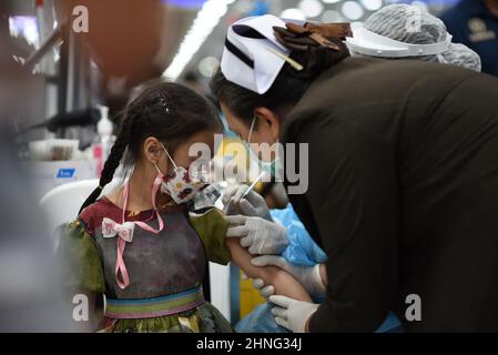 Bangkok, Thaïlande. 16th févr. 2022. Thaïlande : aujourd'hui 16 février 2022, jeunes enfants âgés de 5-11 ans, enfants non scolarisés. Ou étudiants qui n'ont pas été vaccinés avant d'avoir reçu la vaccination de 1st contre les covids, marque Pfizer au Centre de vaccination de Bangkok, où les parents doivent s'entendre avant la vaccination. (Photo de Teera Noisakran/Pacific Press) Credit: Pacific Press Media production Corp./Alay Live News Banque D'Images