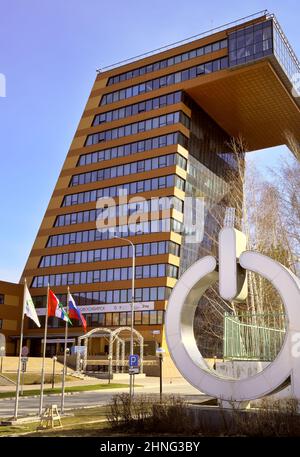 NOVOSIBIRSK, Sibérie, Russie-04.25.2021: Tours de l'Akadempark à Akademgorodok. Hauts bâtiments modernes du technopark avec une façade rouge dans le m Banque D'Images