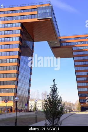 NOVOSIBIRSK, Sibérie, Russie-04.25.2021: Tours de l'Akadempark à Akademgorodok. Hauts bâtiments modernes du technopark avec une façade rouge dans le m Banque D'Images