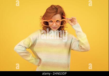 sensation de flirté. drôle fille porte de grands verres. fête d'anniversaire. positivité d'express. émotions positives. Banque D'Images