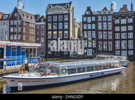 Amsterdam, pays-Bas, 05.05.2018. Le bateau de plaisance Koningen Wilhelmina dans le canal de Damrak dans le centre d'Amsterdam attend les touristes. Huous rouge vintage Banque D'Images