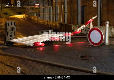 Bielefeld, Allemagne. 17th févr. 2022. Un panneau indiquant une route tombée se trouve sur une route. Storm low 'Ylenia' passe au-dessus de certaines parties de l'Allemagne, parfois avec des vents de force d'ouragan. Les autorités ont insisté sur la prudence en raison de la chute d'arbres. Comme en Rhénanie-du-Nord-Westphalie, les étudiants de plusieurs régions de Basse-Saxe et de Bavière peuvent rester chez eux jeudi en raison des dangers météorologiques. Credit: Friso Gentsch/dpa/Alay Live News Banque D'Images