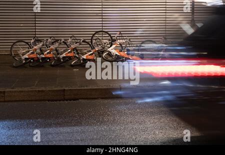 Bielefeld, Allemagne. 17th févr. 2022. Les vélos rentournés se trouvent sur une route. Storm low 'Ylenia' passe au-dessus de certaines parties de l'Allemagne, parfois avec des vents de force d'ouragan. Les autorités ont insisté sur la prudence en raison de la chute d'arbres. Comme en Rhénanie-du-Nord-Westphalie, les étudiants de plusieurs régions de Basse-Saxe et de Bavière peuvent rester chez eux jeudi en raison des dangers météorologiques. Credit: Friso Gentsch/dpa/Alay Live News Banque D'Images