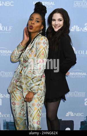 Danielle Moné Truitt et Ainsley Seiger participent au dossier de presse « Law & Order » de NBC au Studio 525 le 16 février 2022 à New York. Banque D'Images