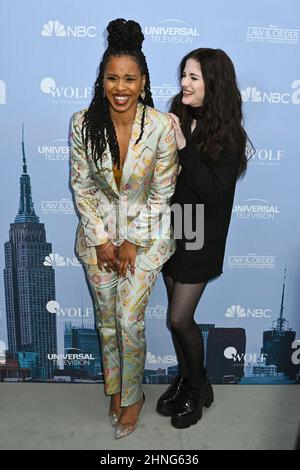 Danielle Moné Truitt et Ainsley Seiger participent au dossier de presse « Law & Order » de NBC au Studio 525 le 16 février 2022 à New York. Banque D'Images