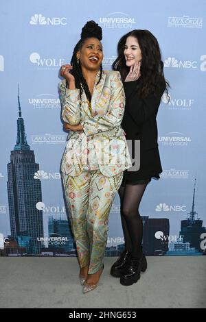 Danielle Moné Truitt et Ainsley Seiger participent au dossier de presse « Law & Order » de NBC au Studio 525 le 16 février 2022 à New York. Banque D'Images