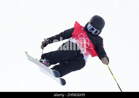 Zhangjiakou, province chinoise du Hebei. 17th févr. 2022. Zhang Kexin, de Chine, est en compétition lors de la qualification de demi-pipe freeski pour femmes de ski acrobatique aux Jeux olympiques d'hiver de Beijing 2022 au parc de neige Genting à Zhangjiakou, dans la province de Hebei, dans le nord de la Chine, le 17 février 2022. Credit: Xue Yubin/Xinhua/Alay Live News Banque D'Images