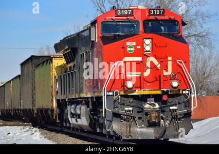 Elgin, Illinois, États-Unis. Une seule locomotive du chemin de fer national canadien conduit un train de marchandises à travers Spaulding Junction. Banque D'Images