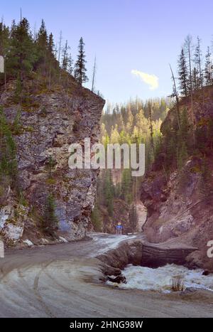 Gorge de Red Gate dans les montagnes de l'Altaï. La route entre les hautes rochers le long de la rivière de montagne Chibitka au printemps. Nature de la Sibérie, Russie Banque D'Images