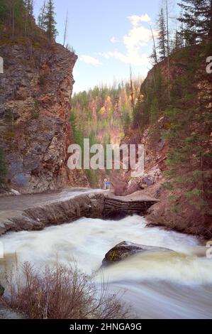 Gorge de Red Gate dans les montagnes de l'Altaï. La route entre les hautes falaises le long de la rivière de montagne Chibita au printemps, un courant d'eau qui fait rage. Nature o Banque D'Images