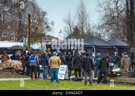 Réunion de l'équipage en vue d'une séquence de tournage à Steveston Colombie-Britannique Canada Banque D'Images