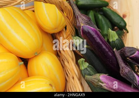 Melons coréens avec aubergines et DodF peu profonde de Jalapeno Peppers Banque D'Images