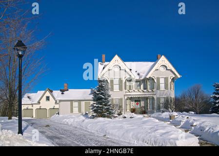 Extérieur de maison de style victorien avec éclairage de rue en hiver. Banque D'Images