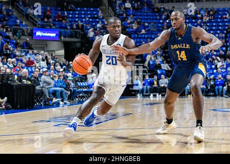16 février 2022 : la garde de Saint Louis Billikens Fred thatch Jr. (20) s'efforce de contourner la défense de la salle Explorers avance Mamadou Doucours (14) dans un jeu De conférence A-10 où les explorateurs de la salle ont visité le St. Louis Billikens. Tenue à l'aréna Chaifetz à Saint-Louis, Mo Richard Ulreich/CSM Banque D'Images