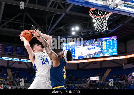 16 février 2022 : la garde de Saint Louis Billikens Gibson Jimerson (24) met un coup de feu contre la défense de la garde de la salle Explorers Anwar Gill (3) dans un jeu De conférence A-10 où les explorateurs de la salle ont visité les St. Louis Billikens. Tenue à l'aréna Chaifetz à Saint-Louis, Mo Richard Ulreich/CSM Banque D'Images