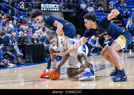 16 février 2022 : le garde de Saint Louis Billikens Fred thatch Jr. (20) vient avec la balle lâche sur le plancher dans un jeu De conférence A-10 où les explorateurs de la salle ont visité le St. Louis Billikens. Tenue à l'aréna Chaifetz à Saint-Louis, Mo Richard Ulreich/CSM Banque D'Images