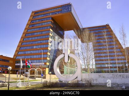 NOVOSIBIRSK, Sibérie, Russie-04.25.2021: Tours de l'Akadempark à Akademgorodok. Hauts bâtiments modernes du technopark avec une façade rouge dans le m Banque D'Images