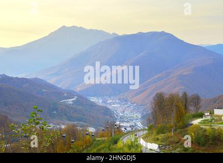 Le village olympique de Rosa Khutor dans la vallée de la rivière Mzymta, au milieu des hautes montagnes. Sotchi, Russie, 2021 Banque D'Images
